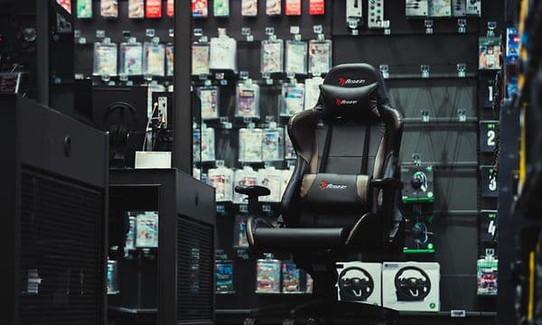Gamin chair in front og equipment