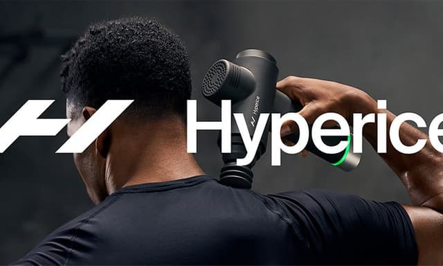 Mann som bruker en Hyperice Hypervolt massasjepistol og Hyperice-logoen