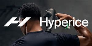 Mann som bruker en Hyperice Hypervolt massasjepistol og Hyperice-logoen