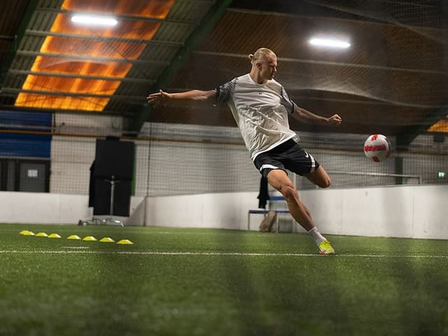 Erling Braut Haaland trener på fotballbane