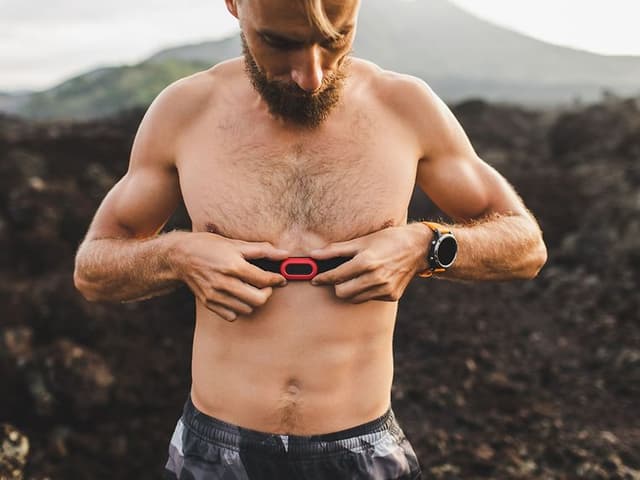 Telecom - Workout - man with a heart rate monitor on his chest