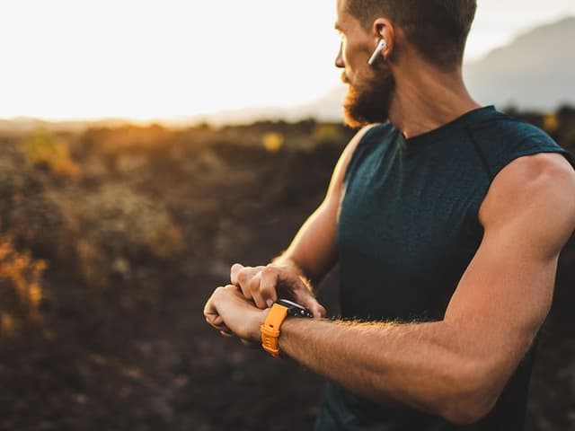 Telecom - Workout - man with heart rate monitor on his wrist