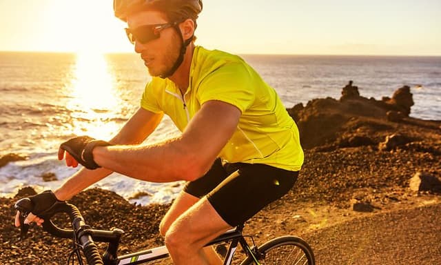 Telecom - Sportswatch - mand der tjekker sit sportsur imens han cykler