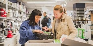 SDA - Robotstøvsugere - Billede af kunde i butik der får support til sin robotstøvsuger