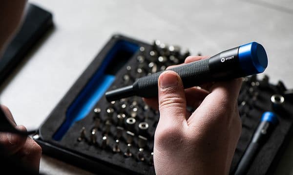 iFixit Manta Precision Bitsett i bruk