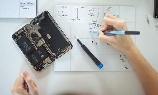 Man som bruker iFixit Magnetisk matte