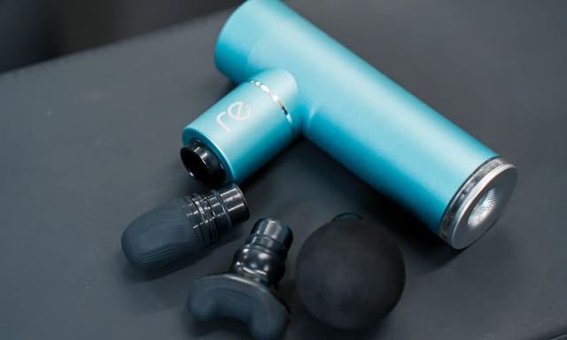 SDA - Massage - PIcture of a massage gun with accessories
