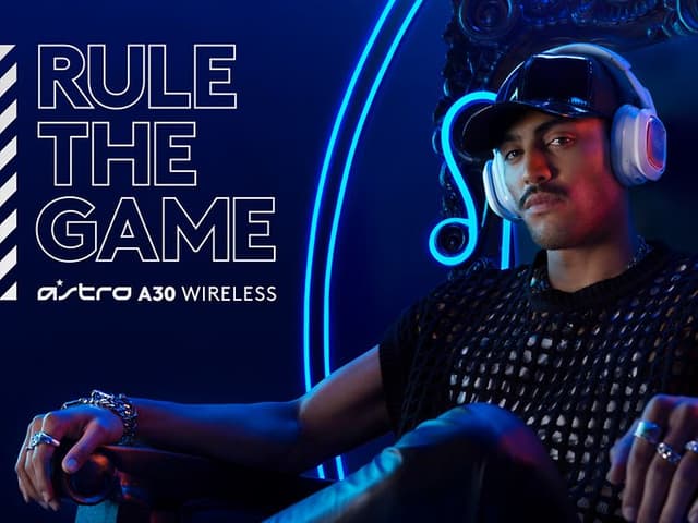 En mand iført et hvidt Logitech Astro A30 trådløst headset og teksten Rule the game