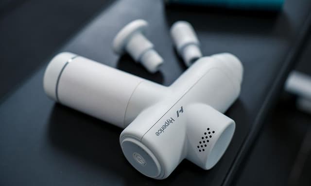 SDA - Massage - White massage gun with accessories