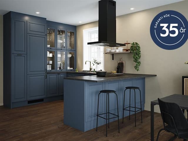 Ett EPOQ Heritage Blue Grey kök med logo till Epoqs köksgaranti i 35 år