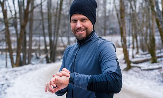 Polar - Mand ude i sneen der tjekker sit Polar-pulsur