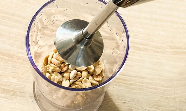Sauvasekoitinta käytetään pähkinöiden murskaamiseen, jotka ovat sauvasekoittimelle tarkoitetussa kulhossa