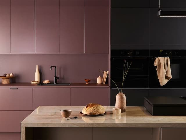 Epoq Trend Burgundy, Trend Sand and Pure Matt Black kitchen with an kitchen island
