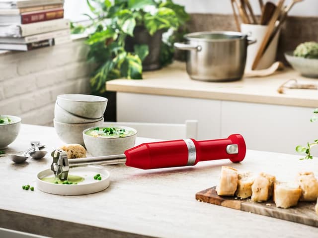 Rød KitchenAid stavblender på køkkenbord