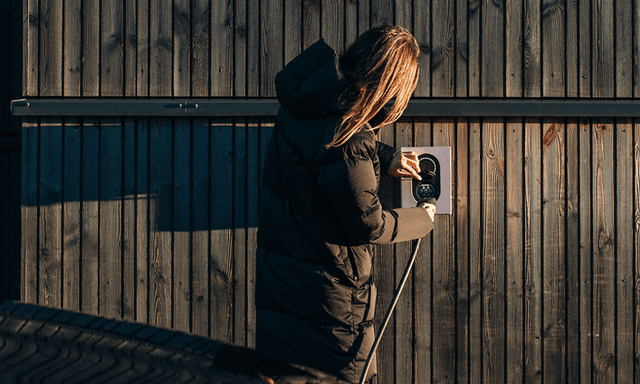 Kvinna som använder en Zaptec Go billaddare