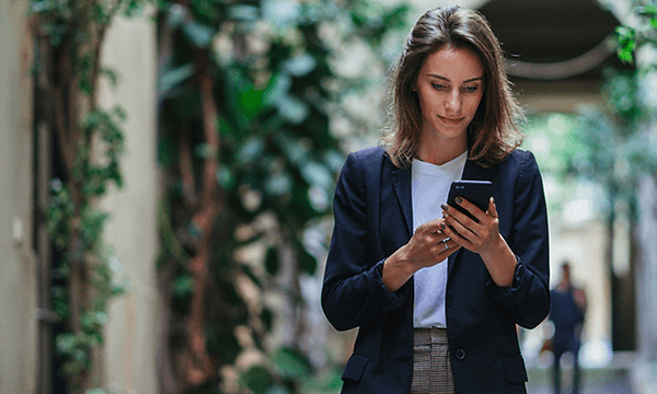 B2B - Mobile Device Management - En kvinde med sin mobiltelefon
