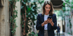 B2B - Mobile Device Management - En kvinde med sin mobiltelefon