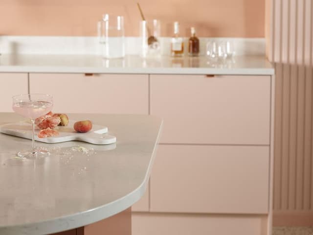 Epoq Trend Blush & Trend Sienna kitchen with shelfes of glasses