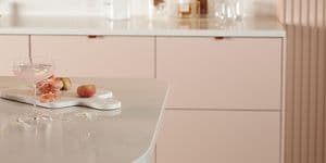 Epoq Trend Blush & Trend Sienna kitchen with shelfes of glasses