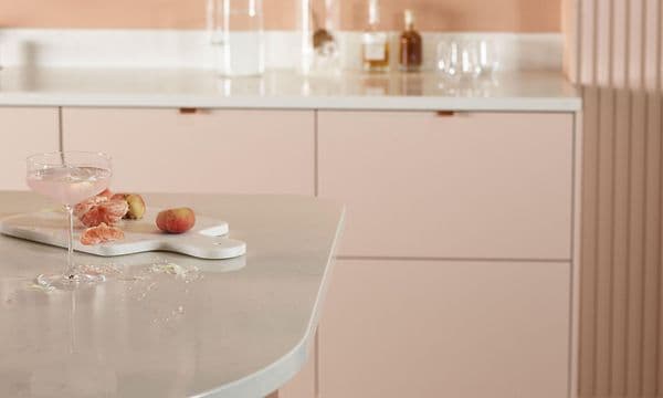 Epoq Trend Blush & Trend Sienna kjøkken med hyller fulle av glass