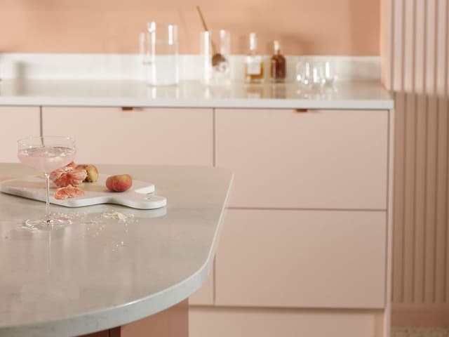 Epoq Trend Blush & Trend Sienna kjøkken med hyller fulle av glass
