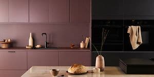 Epoq Trend Burgundy, Trend Sand and Pure Matt Black kitchen with an kitchen island