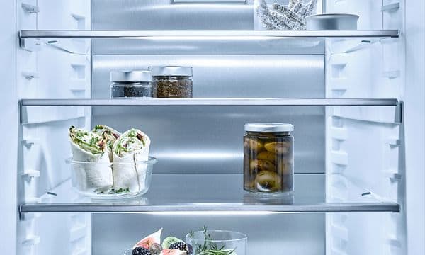 Miele kjøleskap med CleanSteel-bakvegg