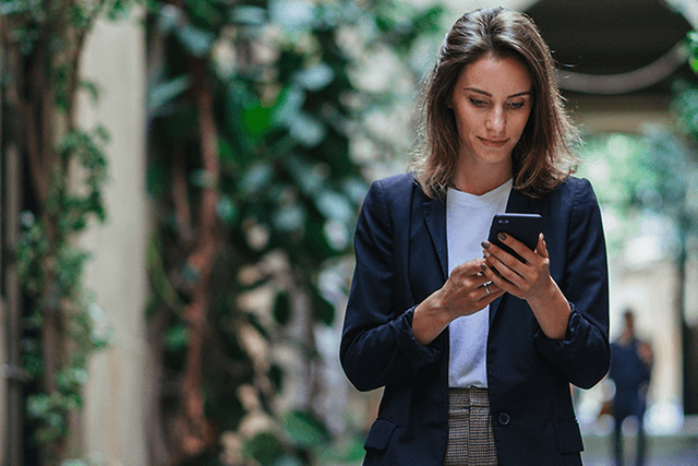 B2B - Mobile Device Management - A woman with her mobile her mobile phone (1000x500)