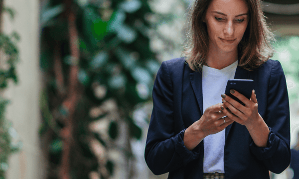 B2B - Mobile Device Management - A woman with her mobile her mobile phone (3200x1800)