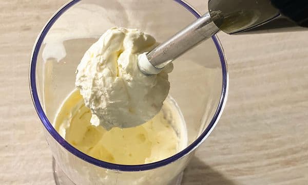 SDA - Blender - Whipped cream being made with a hand blender