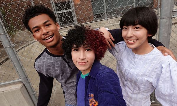 En gruppe på 3 personer tar selfie med Sony ZV-1F kamera