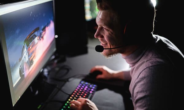Gaming & entertainment - Gaming PC - Man gaming in front of screen