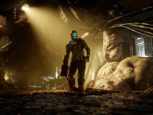 Skjermbilde fra spillet Dead Space med hovedperson i futuristisk rustning og lysende hjelp