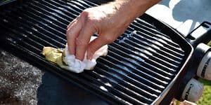 Mand der rengør en grill