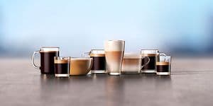 Forskjellige glass og kopper fylt med ulike kaffedrikker