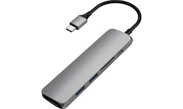 USB-C-Hubi, jossa useita portteja liitäntää varten