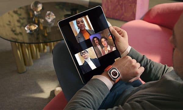 Man sitter med en iPad och har ett videomöte