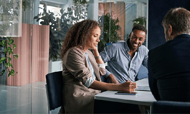 Apple Business Manager - Tre personer i et mødelokale