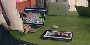 Grønt bord med MacBooks, iPads og Airpods