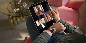 Mann som sitter med en iPad og har et videomøte