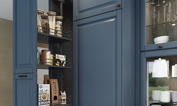 Epoq Heritage BlueGrey -keittiö, jonka korkeassa kaapissa ulosvedettävät hyllyt