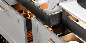 EPOQ - Shaker Steel Grey -keittiö avoimilla vetolaatikoilla, joissa ruoka-aineita ja astioita