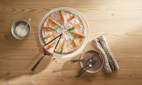 Bakt gulrotkake på et bord sett ovenfra