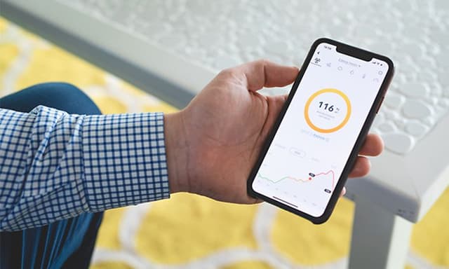 Man looking at Airthings app on his phone
