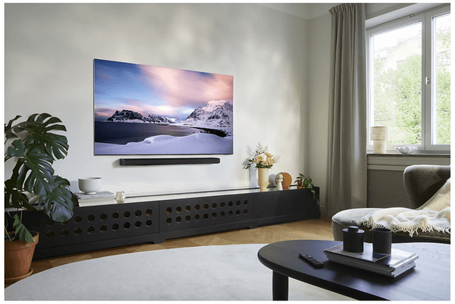 Samsung Neo QLED monteret på væggen i en stue