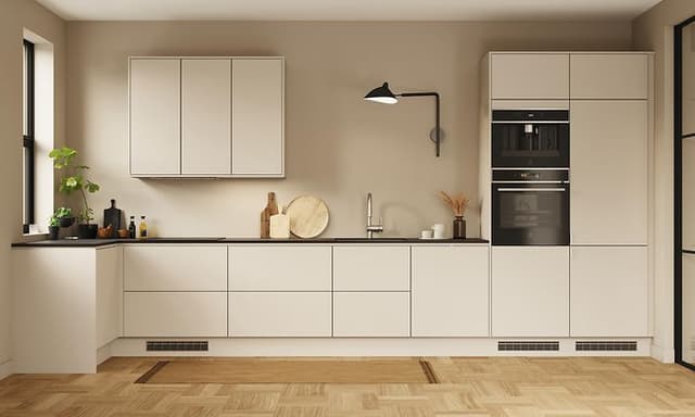 EPOQ Trend Greige keittiö, jossa dekton-työtaso, teräksinen tiskialllas, krominvärinen hana  ja integroitu uuni ja kahvikone