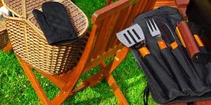 Grilltillbehör och grillredskap bredvid en grill.