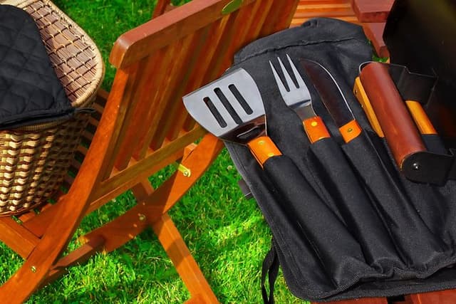 Grillredskaper ved siden av en grill