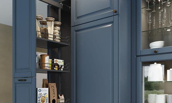 Epoq Heritage BlueGrey kök med högt utdragbart skafferi med Dispensa förvaringslösning inuti.