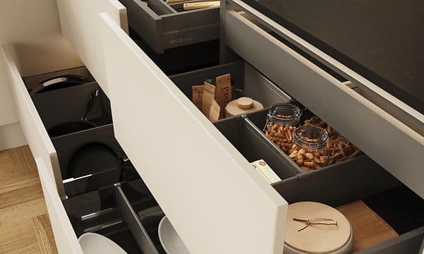 Epoq Trend Greige kjøkken med åpne skuffer med ingredienser, tallerkner og bestikk pent oppbevart